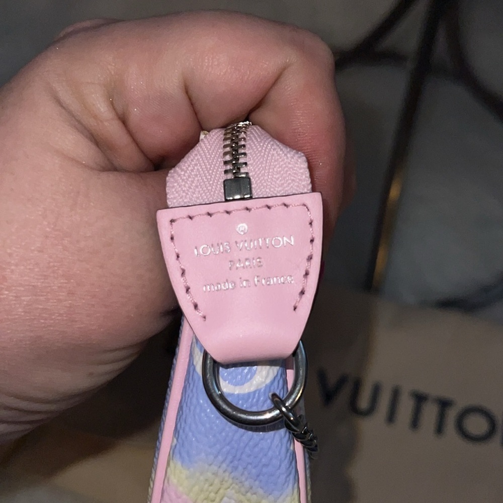 LOUIS VUITTON Escale Mini Pochette Accessoires Pastel Monogram LV - Picture 4 of 9